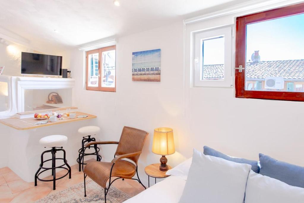 un salon avec un canapé et une table dans l'établissement #5 Eagle Nest 5mins walk of the Sea AC Wifi Old town, à Nice