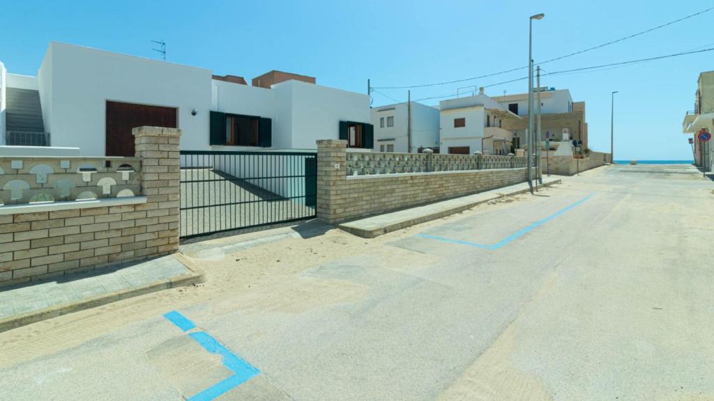 una strada vuota con disegni blu sul terreno di Villa Casa Vacanza Sea Front a Torre Pali