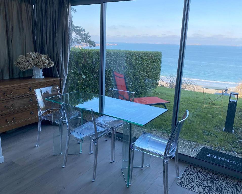 Photo de la galerie de l'établissement Bel appartement rénové avec WIFI, jardin, VUE MER à PERROS-GUIREC - Réf 945, à Perros-Guirec