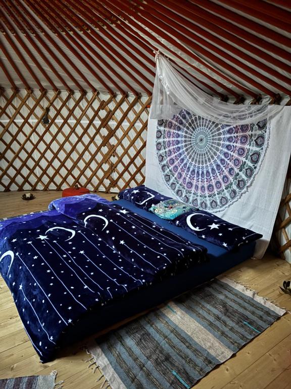 Tempat tidur dalam kamar di Jurta pod Blaníkem