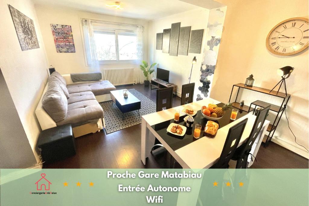 - un salon avec un canapé et une table avec de la nourriture dans l'établissement 