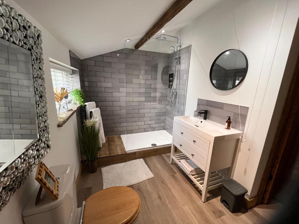 Koupelna v ubytování Tanyard Barn - Luxury Hot Tub & Secure Dog Field Included