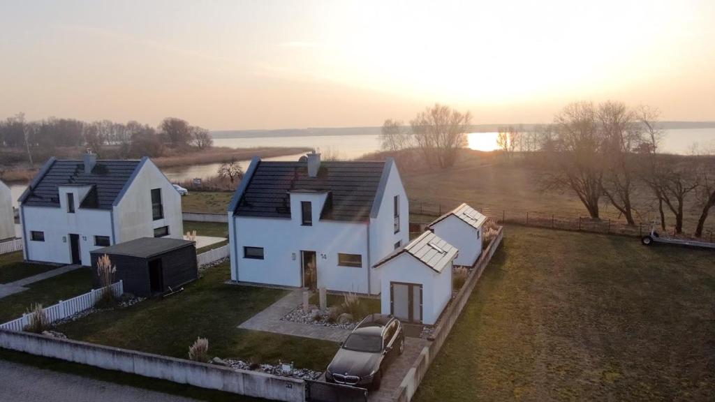 ペーネミュンデにあるExklusives FERIENHAUS im Yachthafen Peenemünde - mit Seeblickの白家屋風景