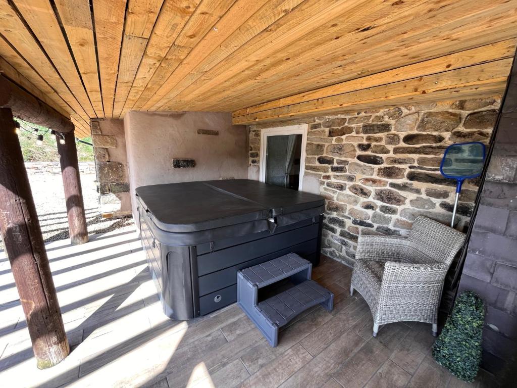 Fotografie z fotogalerie ubytování Tanyard Barn - Luxury Hot Tub & Secure Dog Field Included v destinaci Old Glossop