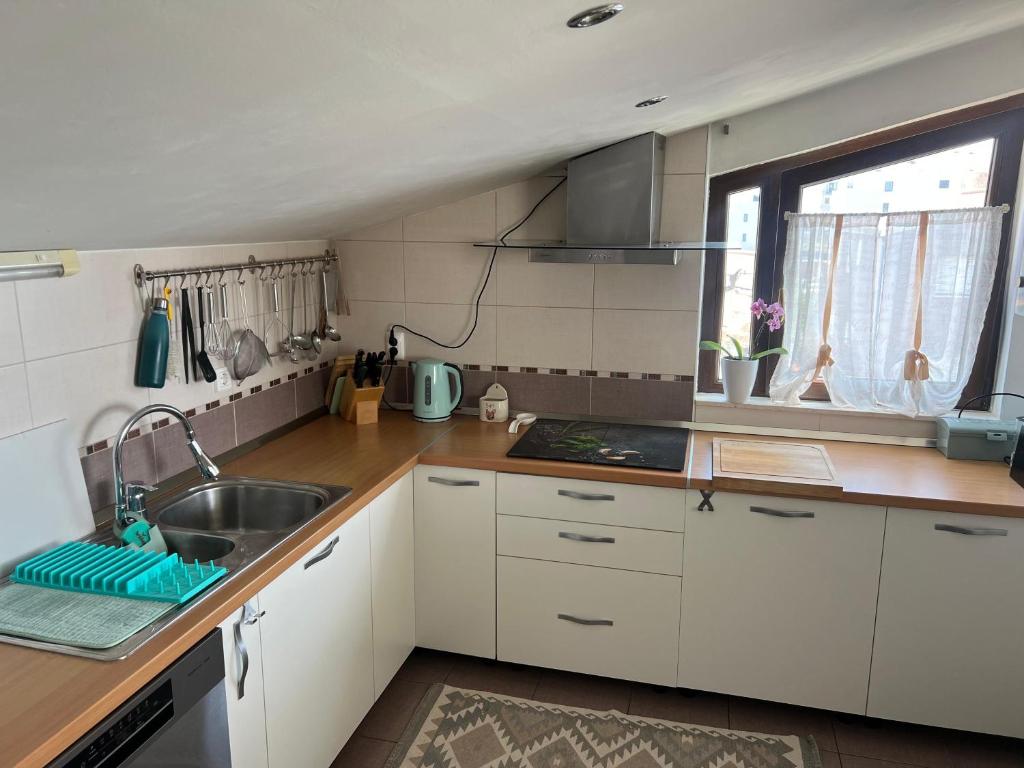 Kuchyňa alebo kuchynka v ubytovaní Apartment Svagi Rooftop