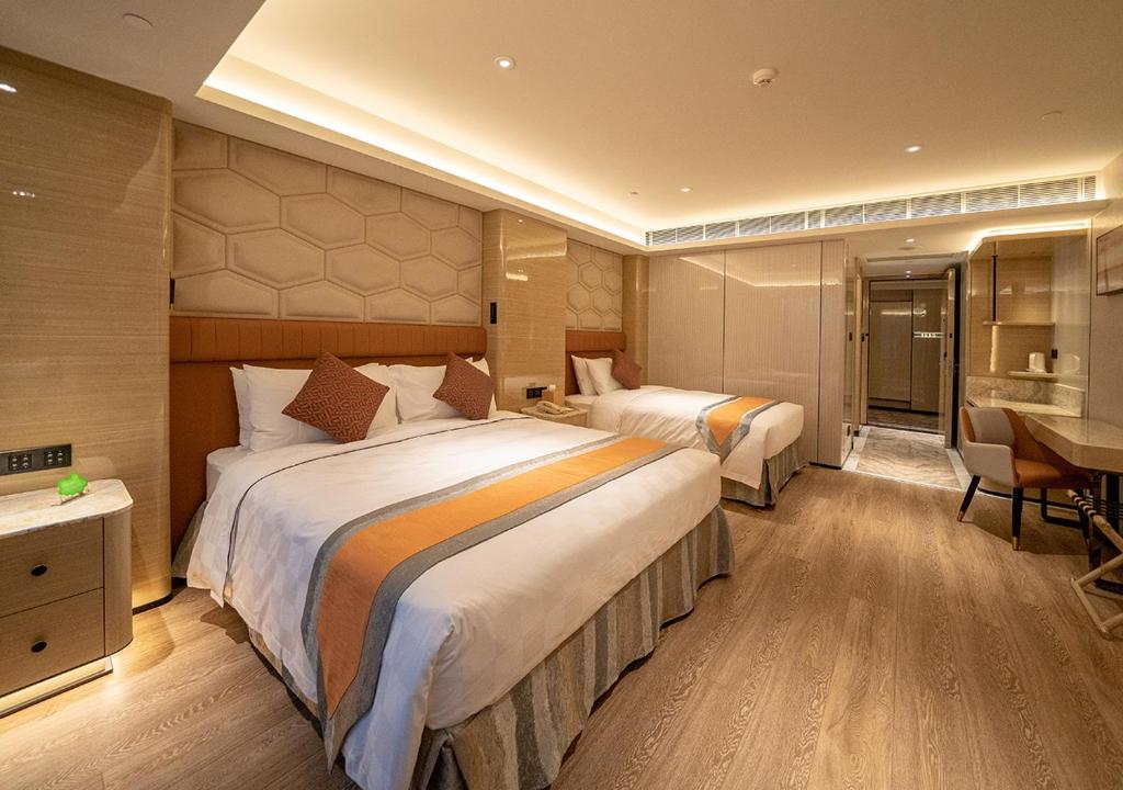 Postel nebo postele na pokoji v ubytování Hotel Golden Dragon
