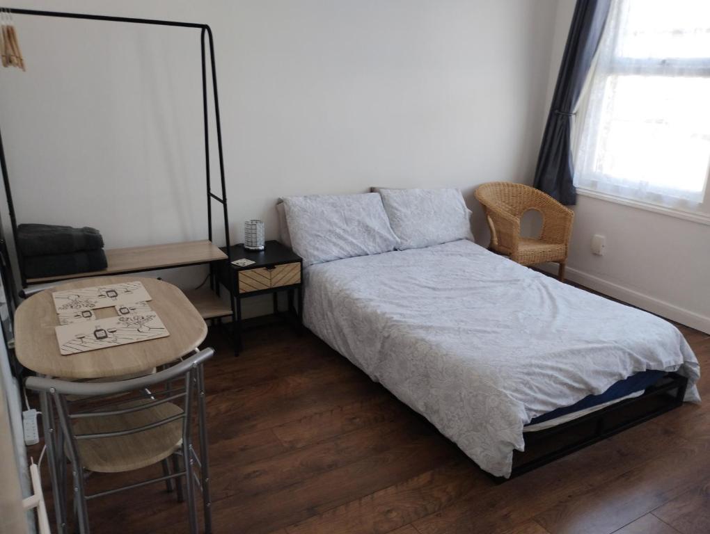 Postel nebo postele na pokoji v ubytování Cranbury House Apartments