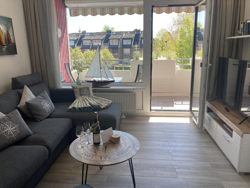 a living room with a couch and a tv at Berolina 125 - Sonnenseite in Dahme