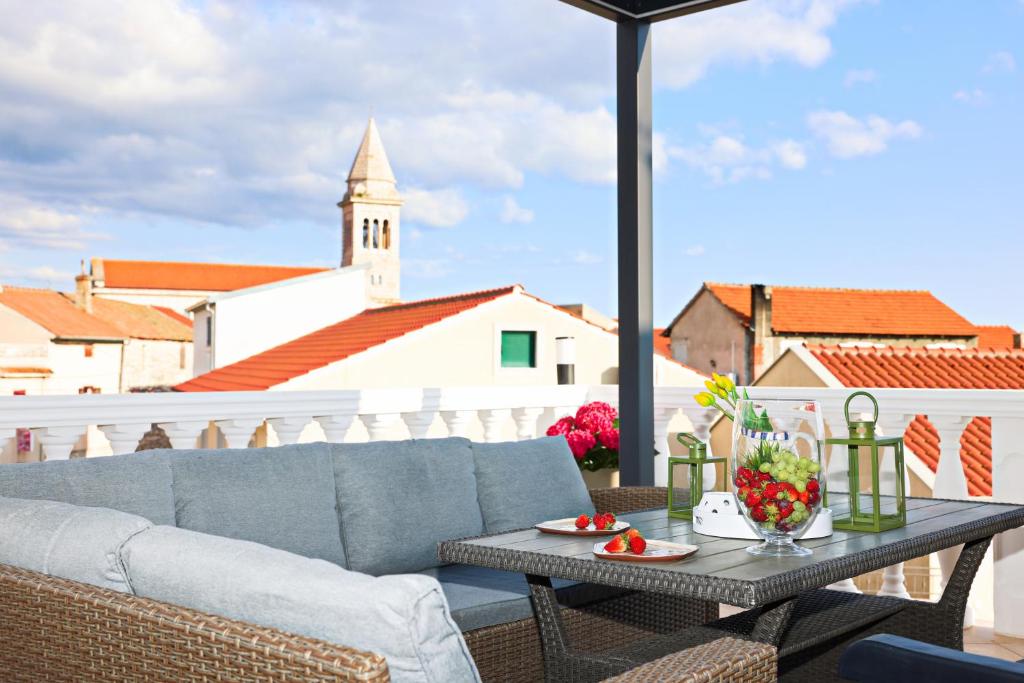Μπαλκόνι ή βεράντα στο Apartmani Tri Ferala - Pakoštane