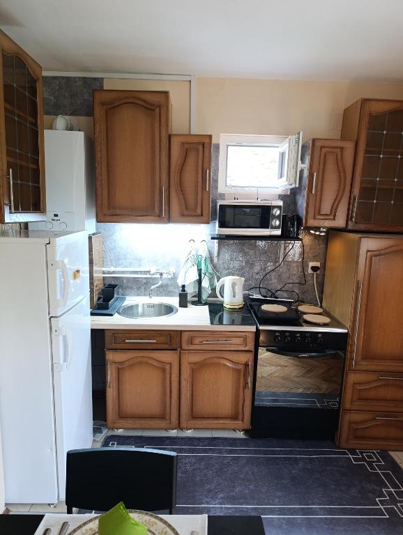 Kuchyň nebo kuchyňský kout v ubytování Entire House 80m2