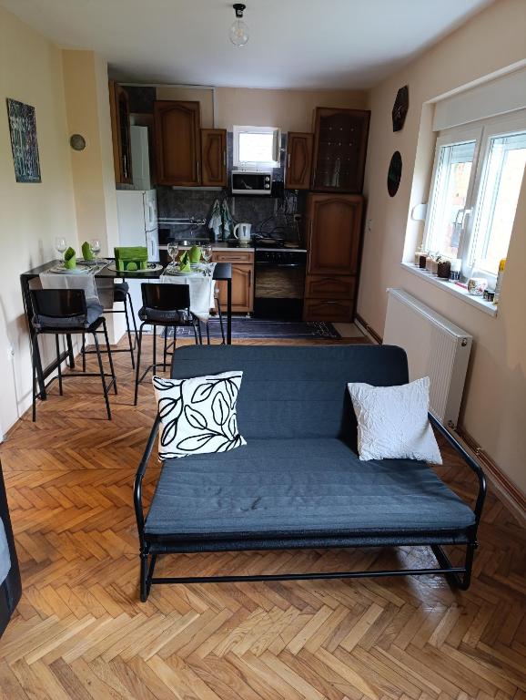 Kuchyň nebo kuchyňský kout v ubytování Entire House 80m2