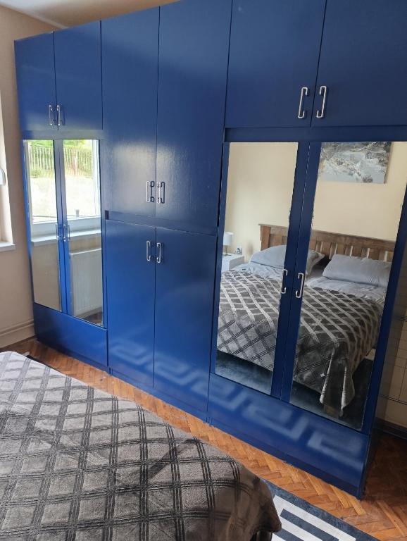 Postel nebo postele na pokoji v ubytování Entire House 80m2