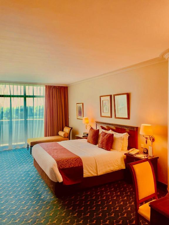 Postel nebo postele na pokoji v ubytování Abha Palace Hotel