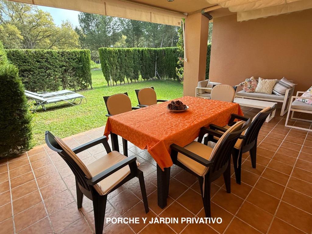 Vonkajšia záhrada v ubytovaní Novo Sancti Petri - Adosado Residencial El Trebol - Chiclana