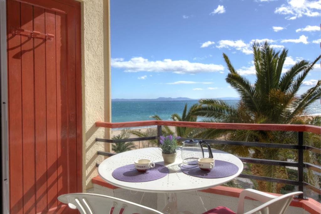 ロザスにあるGlobal Immo 2133 Hort de Marの海の景色を望むバルコニー(テーブル付)