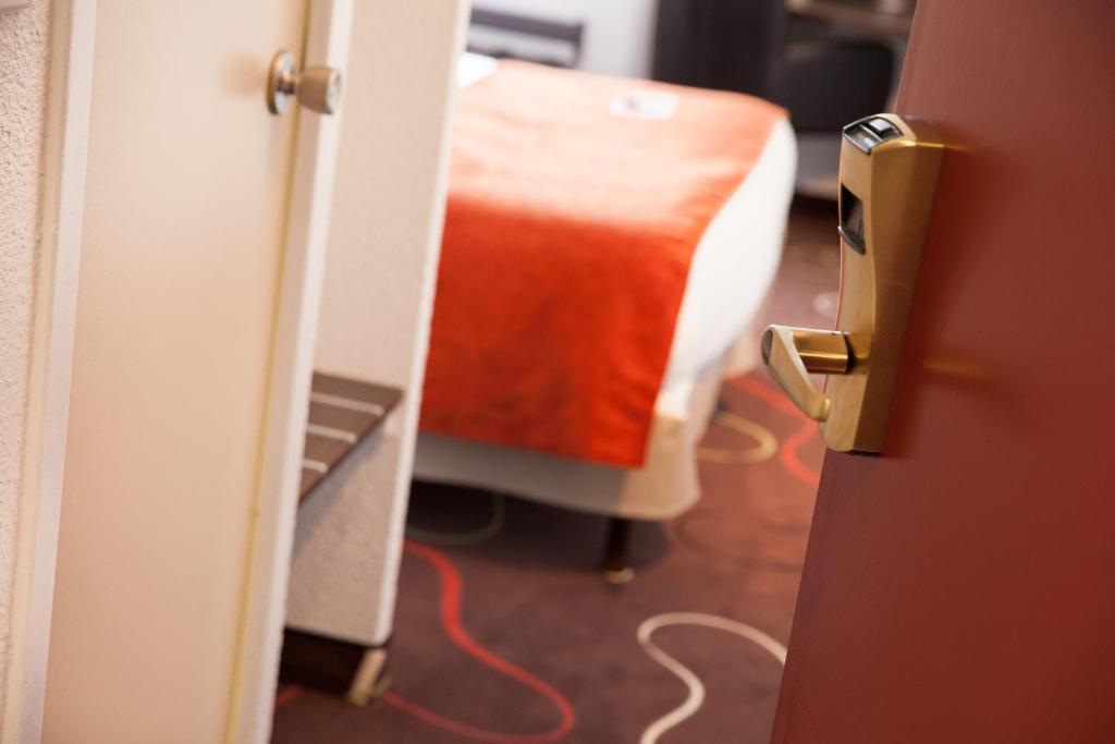 Een bed of bedden in een kamer bij Best Western Hotel Le Bordeaux Sud