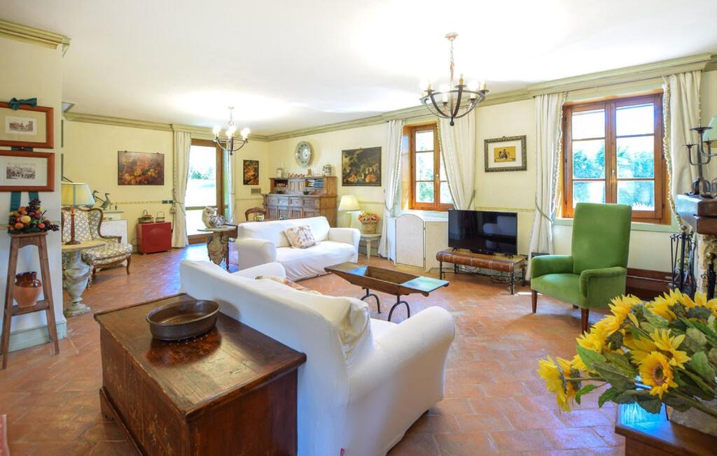 Telewizja i/lub zestaw kina domowego w obiekcie Luxury Villa with pool by Varental