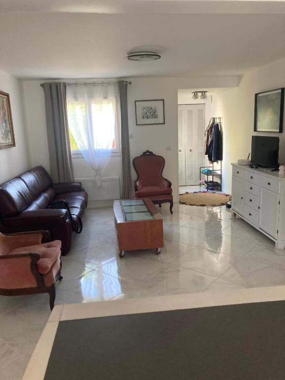 - un salon avec un canapé et des fauteuils en cuir dans l'établissement Spécial FDH, à Le Plessis-Pâté