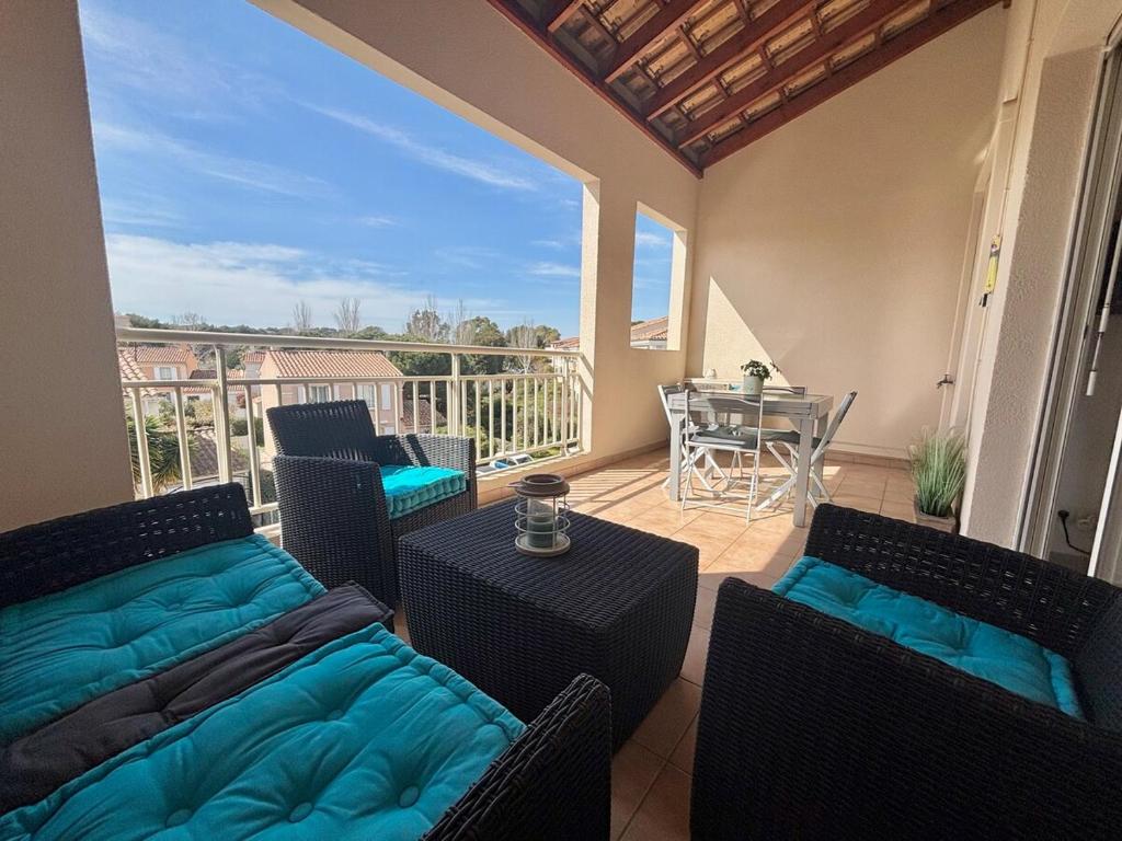 - un balcon avec un lit, des chaises et une table dans l'établissement Appartement avec terrasse privée, climatisé, à Six-Fours-les-Plages