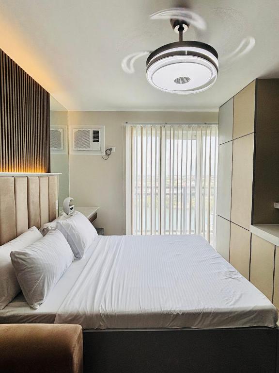 Ένα ή περισσότερα κρεβάτια σε δωμάτιο στο Modern Condo Room with City View