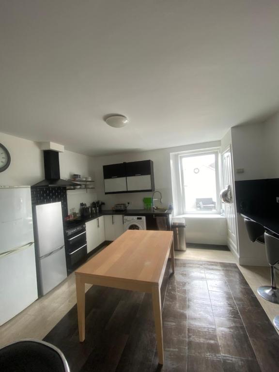 Kuchyň nebo kuchyňský kout v ubytování Edinburgh West Side Hostel