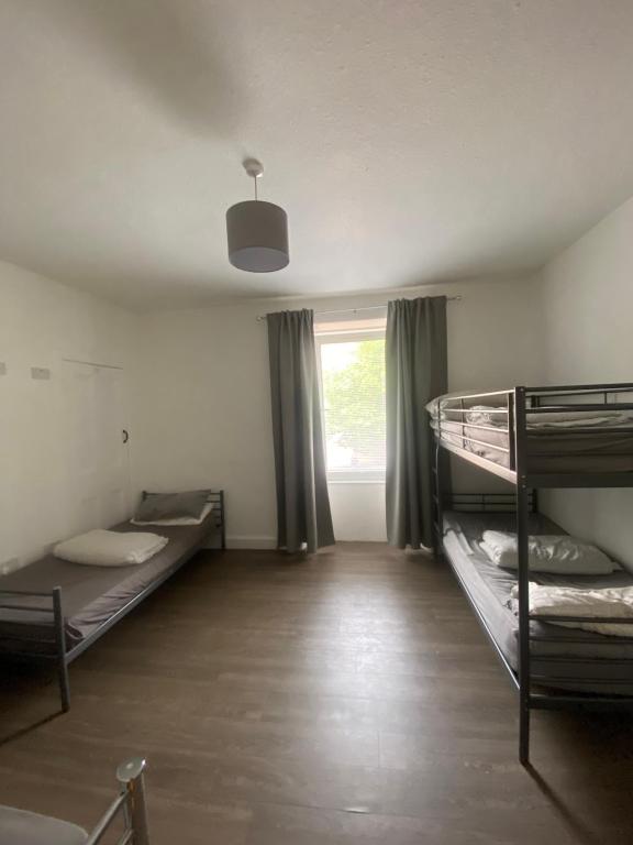 Postel nebo postele na pokoji v ubytování Edinburgh West Side Hostel