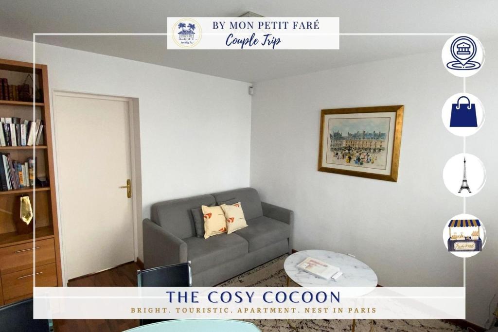 un salon avec un canapé et une étagère dans l'établissement The Cosy Cocon Close to Eiffel Tower & Invalides, à Paris