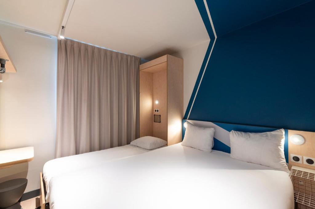 Postel nebo postele na pokoji v ubytování ibis budget Lyon Centre Confluence