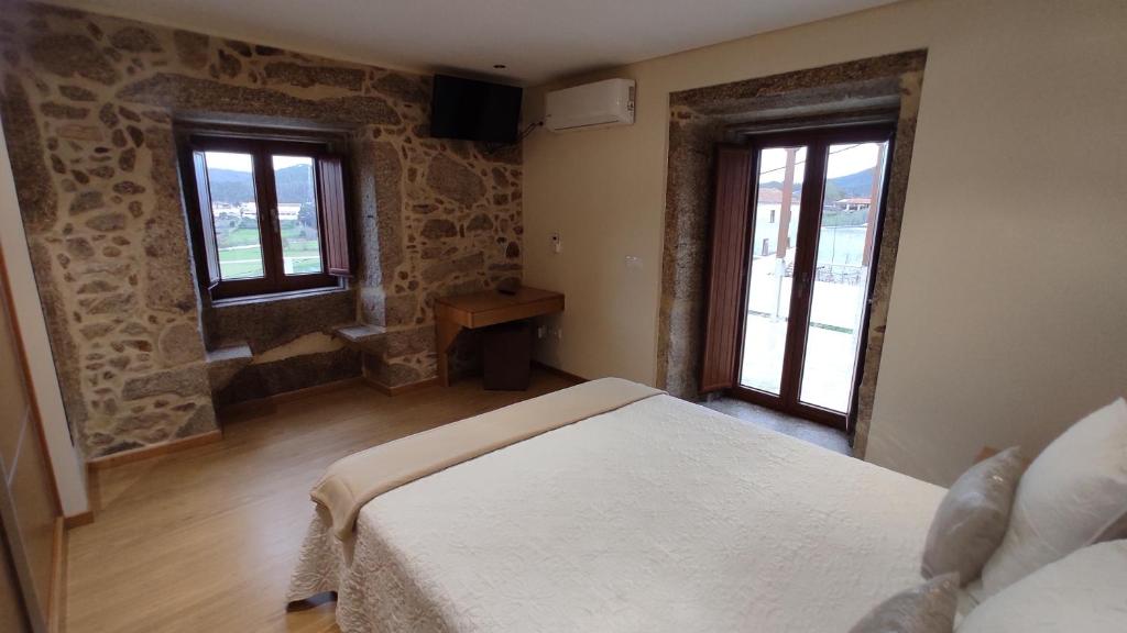 Postel nebo postele na pokoji v ubytování Casa do Caminho - Ossela