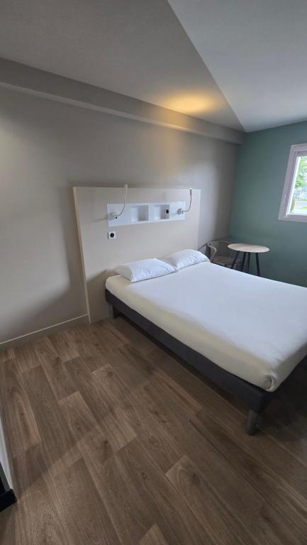 Postel nebo postele na pokoji v ubytování ibis budget Goussainville Charles de Gaulle