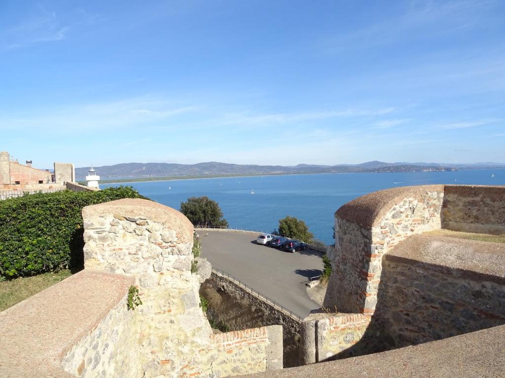 Una vista del océano desde una pared en La Casa del Faro, en Porto Ercole