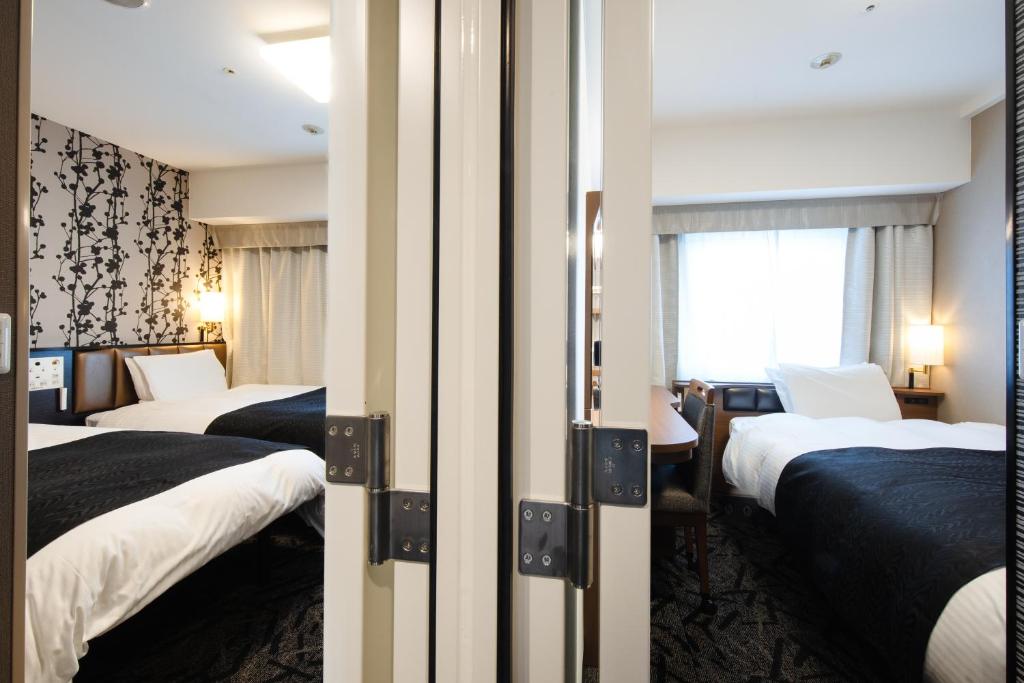 two images of a hotel room with two beds at APA Hotel Tennoji Ekimae in Osaka