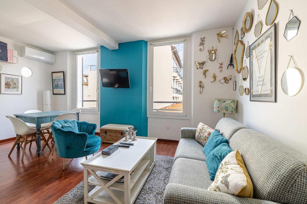 un salon avec un canapé et une table dans l'établissement LE MIROIR D'ANDRÉ séjour de bonheur au cœur de Cannes, à Cannes