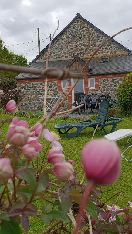 Une bande de fleurs roses devant une maison dans l'établissement Les Hortensias, à Hillion