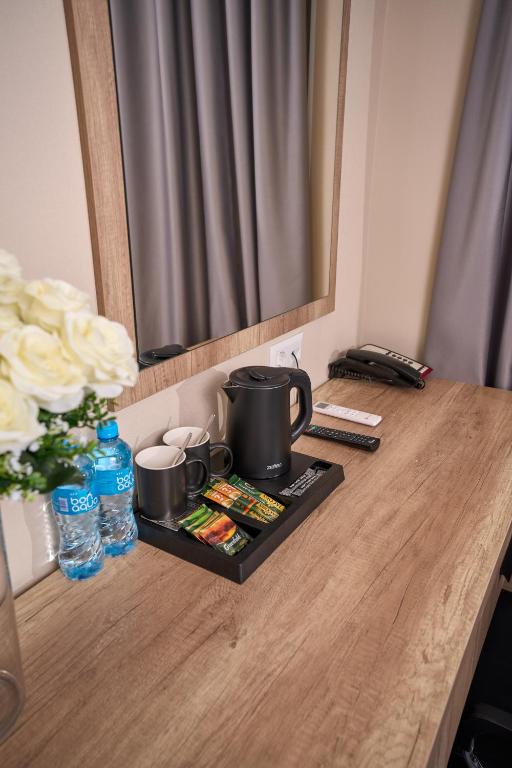 Příslušenství pro přípravu čaje a kávy v ubytování Crown Hotel