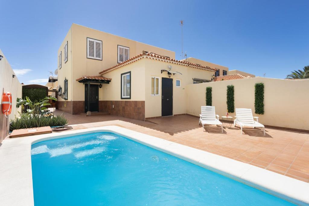 una piscina frente a una casa en Villa Luxury with pool Tenerife, en Las Galletas