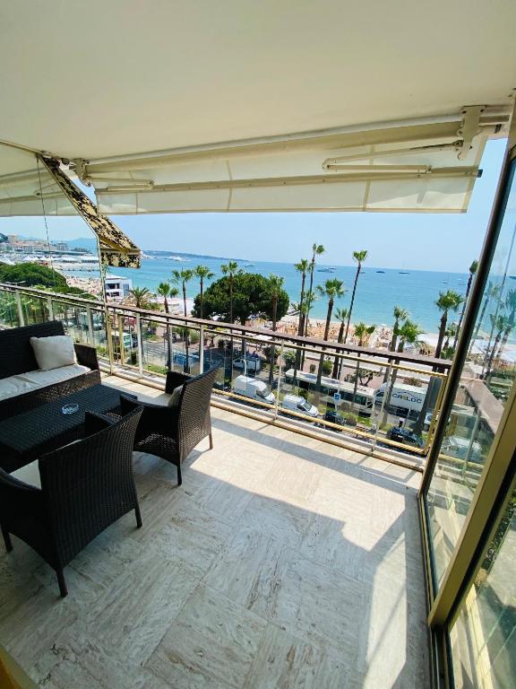 un balcon avec vue sur l'océan dans l'établissement GRAND HOTEL Résidence, à Cannes