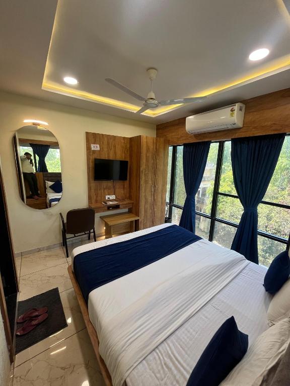 Postel nebo postele na pokoji v ubytování Hotel Mahaveer