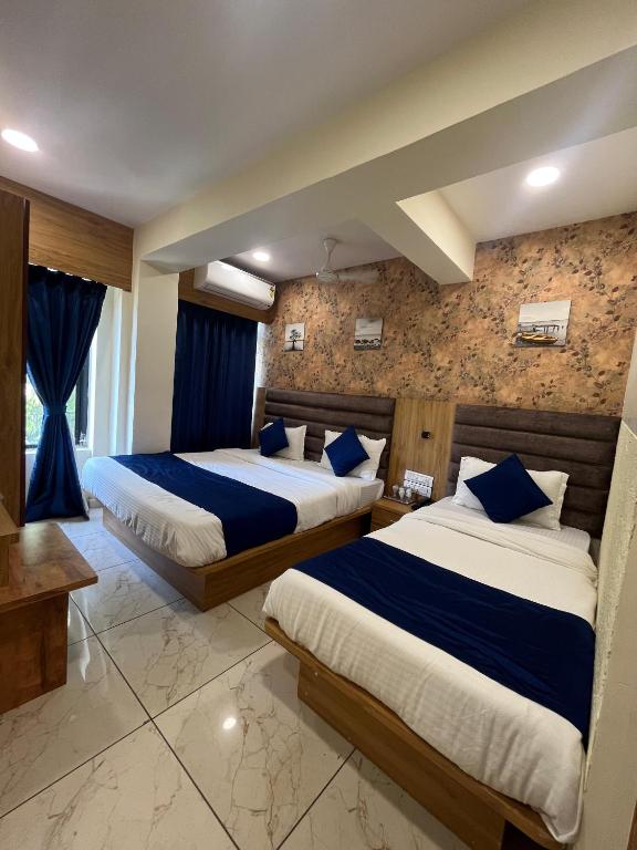 Postel nebo postele na pokoji v ubytování Hotel Mahaveer
