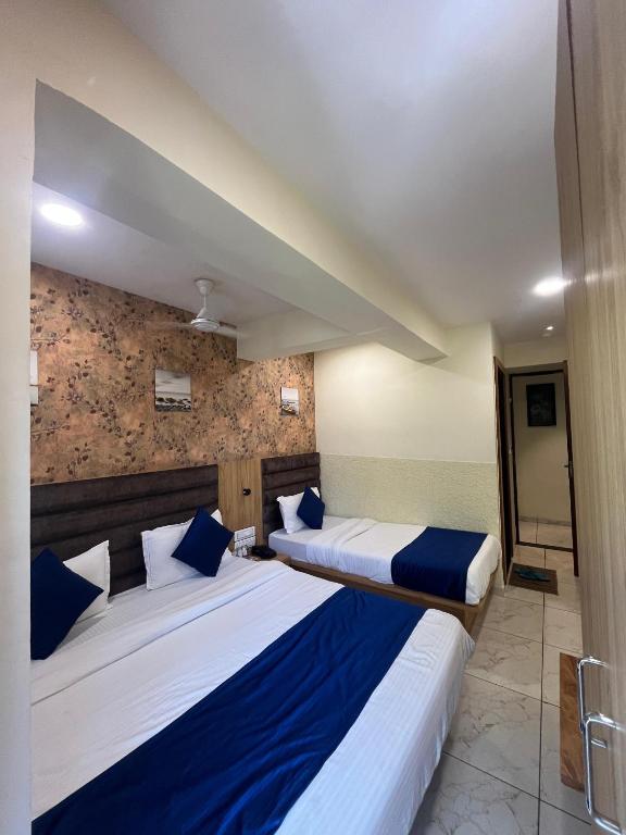 Postel nebo postele na pokoji v ubytování Hotel Mahaveer