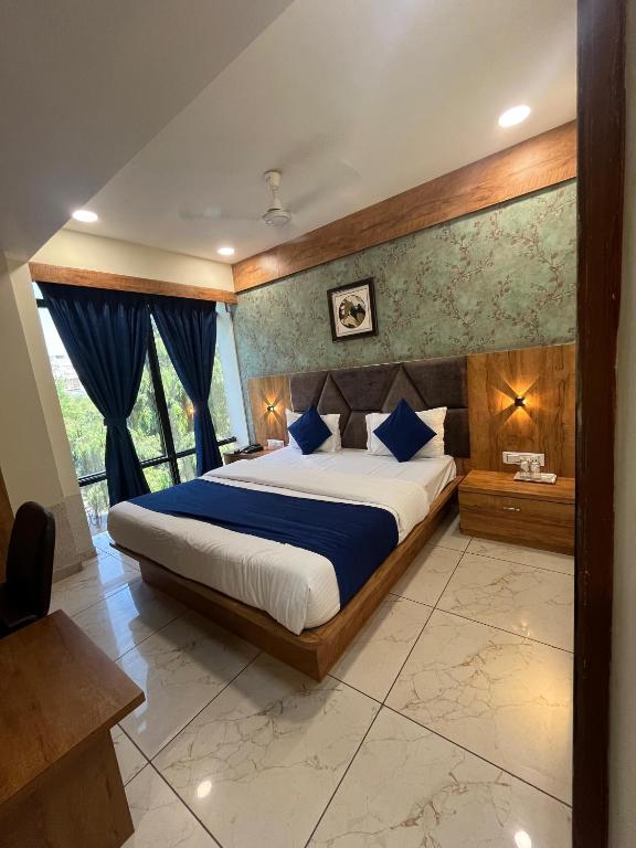 Postel nebo postele na pokoji v ubytování Hotel Mahaveer