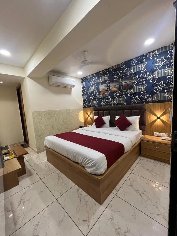 Postel nebo postele na pokoji v ubytování Hotel Mahaveer