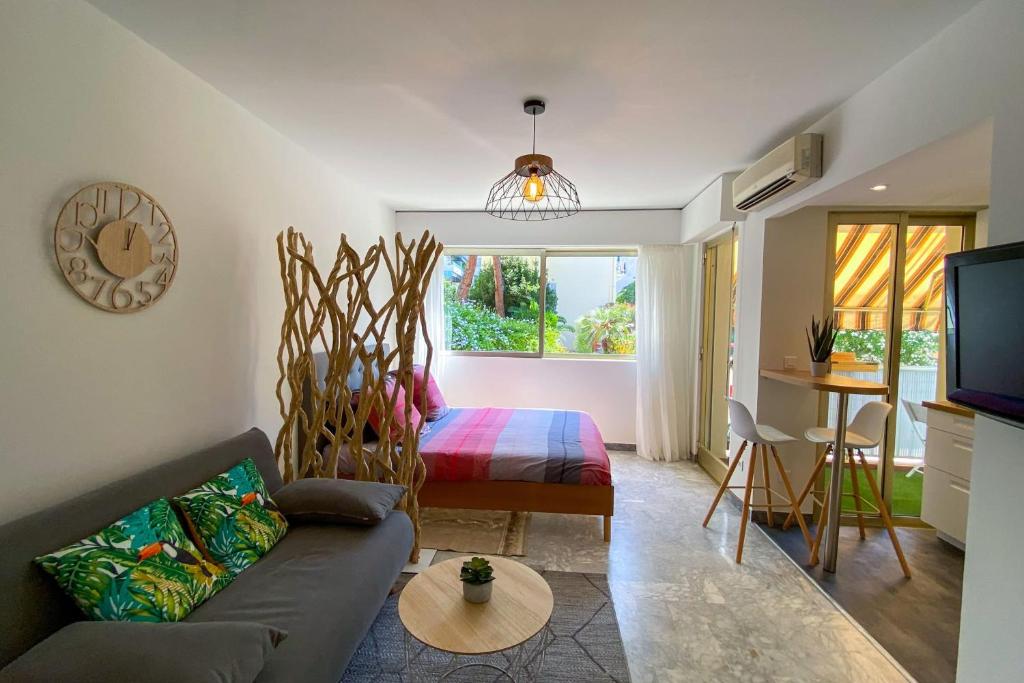 Photo de la galerie de l'établissement Charming flat with balcony in Juan Les Pins, à Antibes