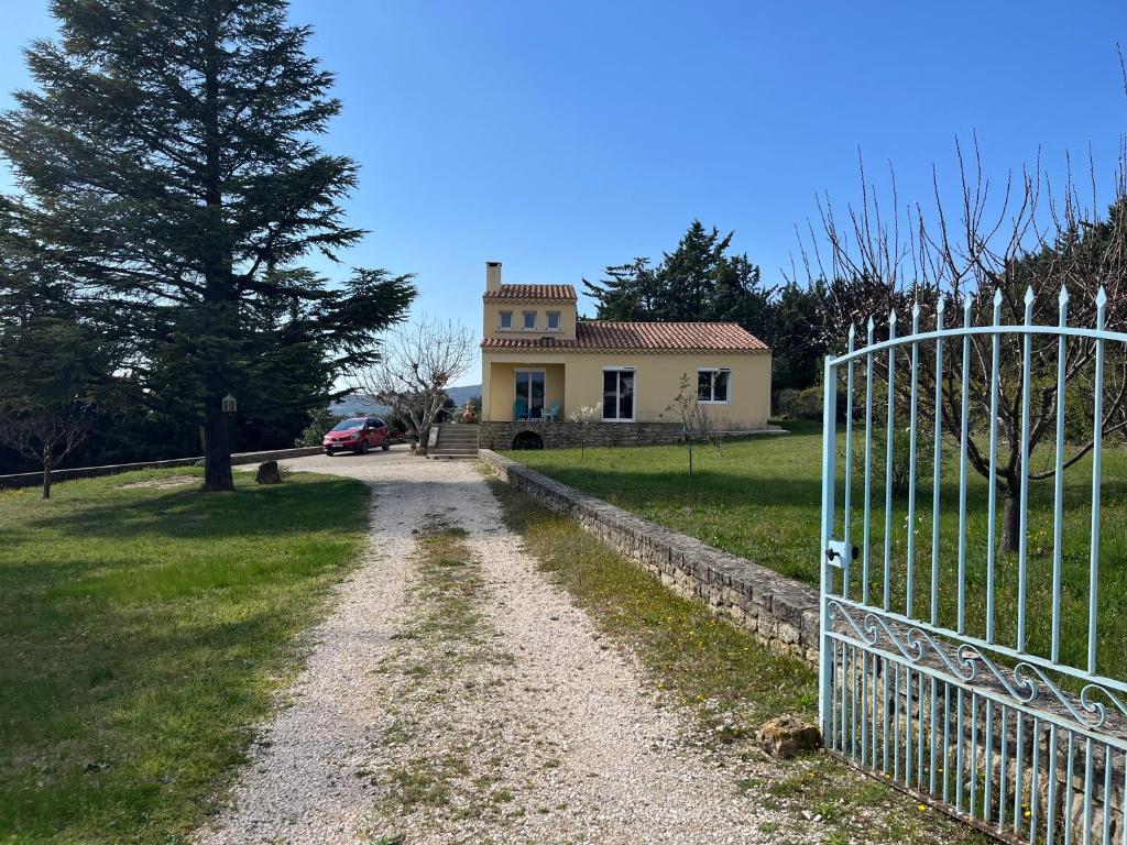 un portail en face d'une maison avec une clôture dans l'établissement Maison au pied du Mont Ventoux, à Bédoin