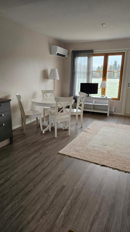 Posezení v ubytování Kierinki Village Lomahuoneisto