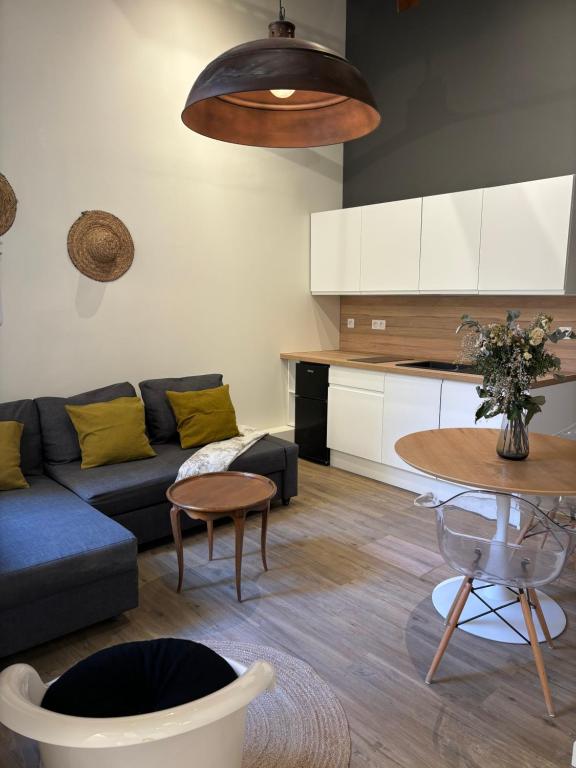 un salon avec un canapé et une table dans l'établissement Coeur Confluence T2, à Lyon