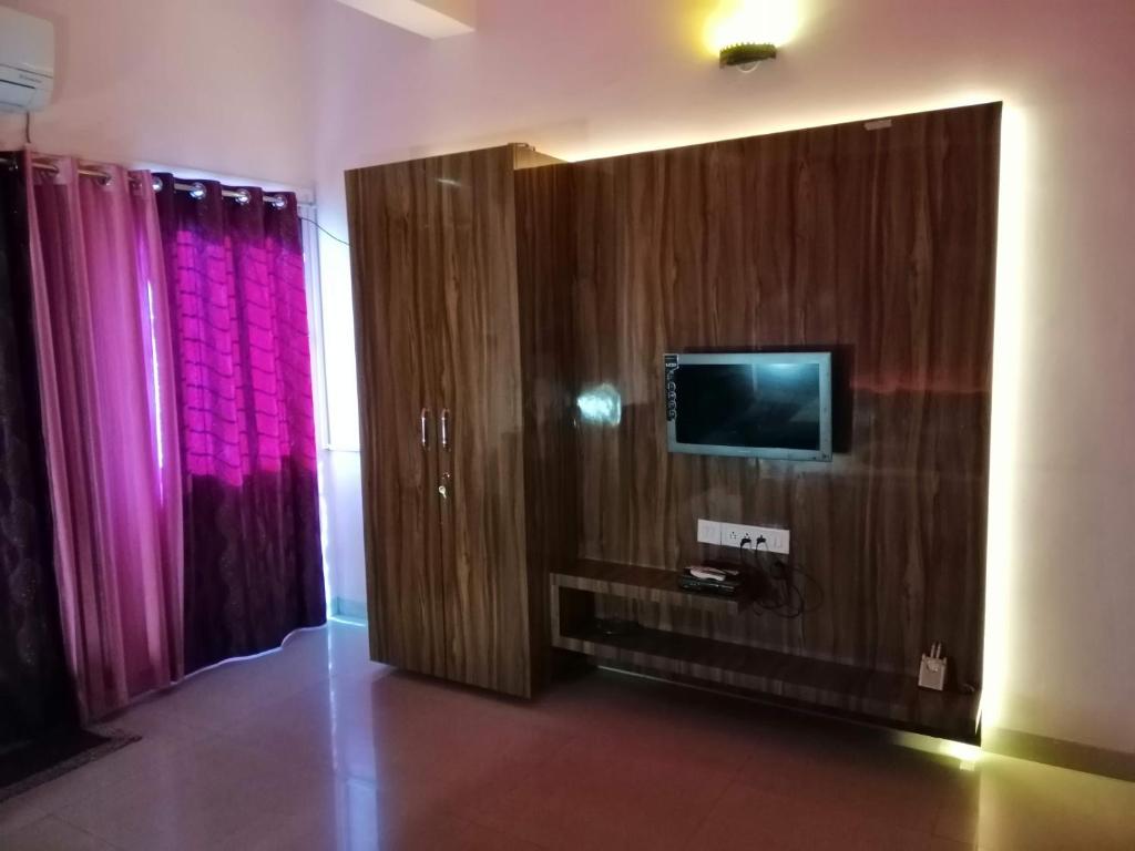 TV a/nebo společenská místnost v ubytování Ashta Lakshmi Tourist Home Stay