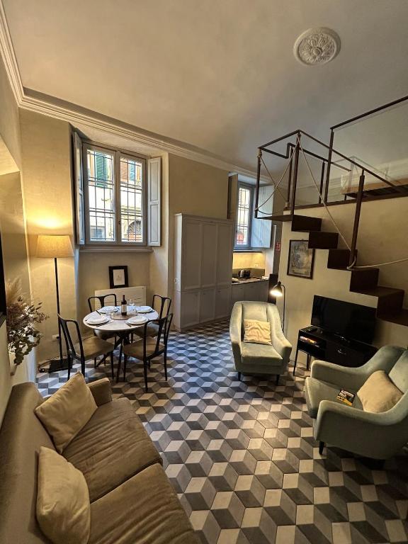 ein Wohnzimmer mit Sofa und Tisch in der Unterkunft Palazzo Mormorai in Florenz