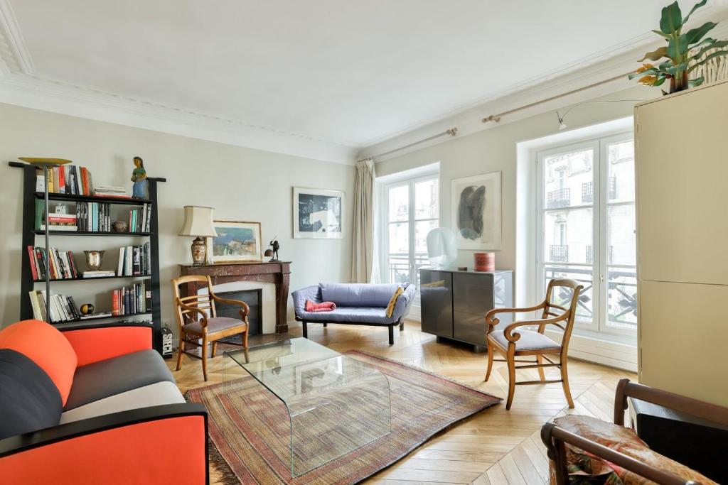 - un salon avec un canapé, des chaises et une cheminée dans l'établissement Chic Retreat, Central Marais, à Paris