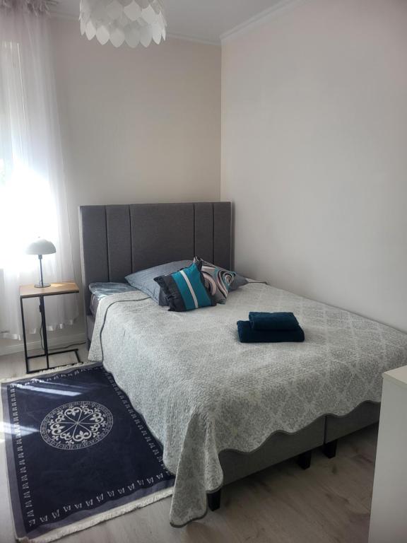 Posteľ alebo postele v izbe v ubytovaní Apartamenty Olimpijska
